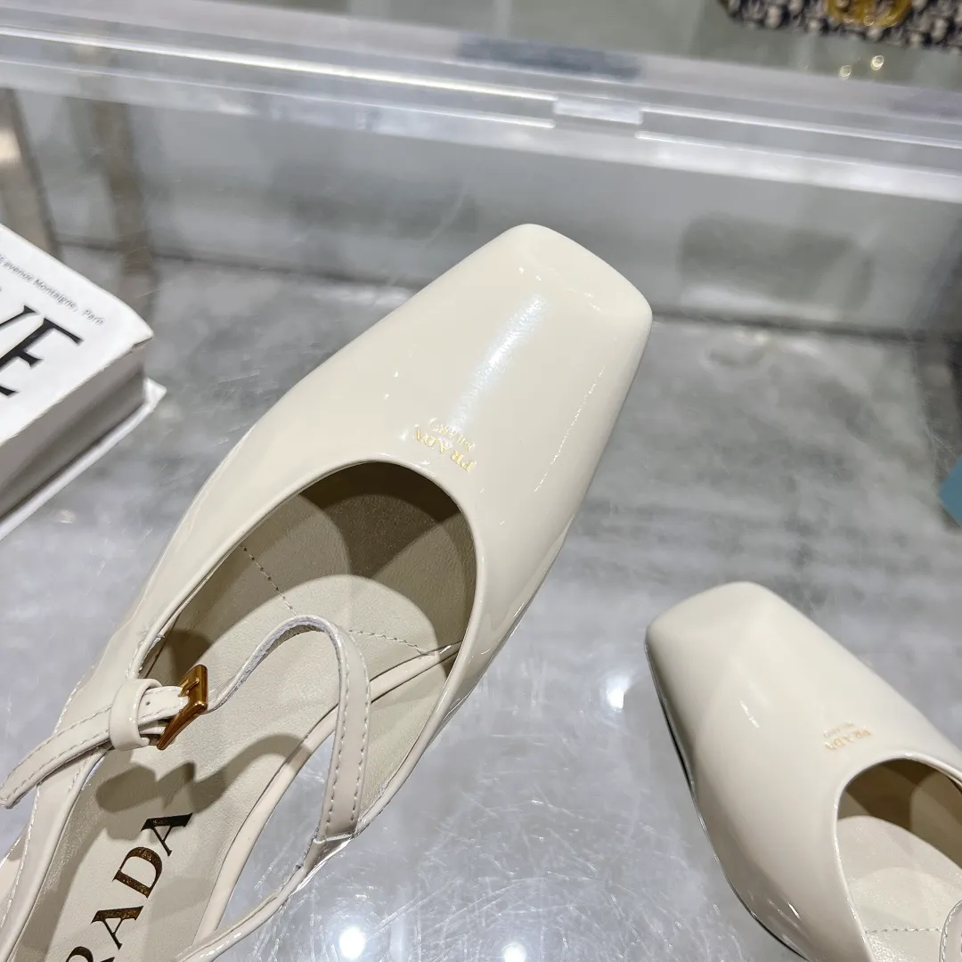 👟👟Ex-factory price 500👟👟 25-year new model launched on the catwalk star's new fashion trend [PRADA] square toe high heel square heel thick heel sandal back empty single shoe. ✨✨The upper is made of imported cow patent leather, the open edge beads and the inner pads are made of imported sheepskin, and the Italian injection molded leather outsole. ⚠️3 heel heights: flat, 5.5cm, 8.3cm. 🐎size: 35-40 (41 can be customized, non-refundable)